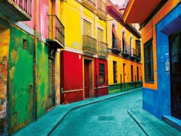 Rue colorée de Grenade visité pendant le séjour ado itinérant en Europe