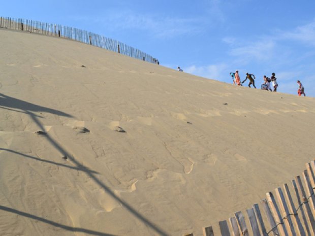 Ascension de la Dune du Pilat durant la colonie de vacances itinérante au Pays Basque