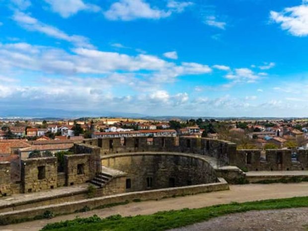 remparts de Carcassonne vue de l'intérieur en été