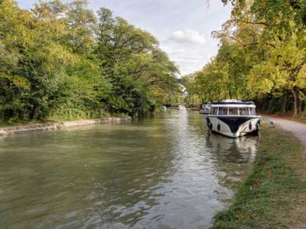 Visite du Canal du Midi en colonie de vacances en Occitanie en été