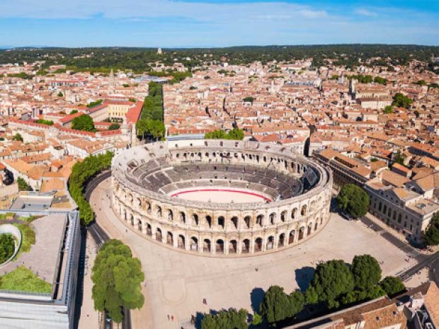 Arènes de Nîmes visité pendant la colonie de vacances itinérante en Occitanie en été