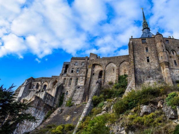 Visite du Mont-Saint-Michel durant une colonie de vacances itinérante en été