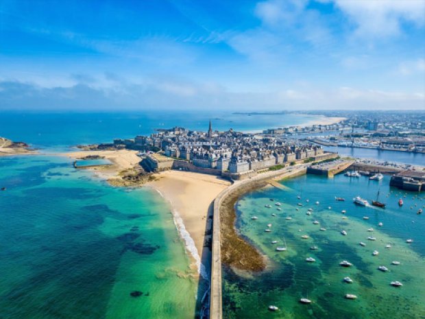 Visite de la ville de Saint-Malo durant la colonie de vacances itinérante en Bretagne en été