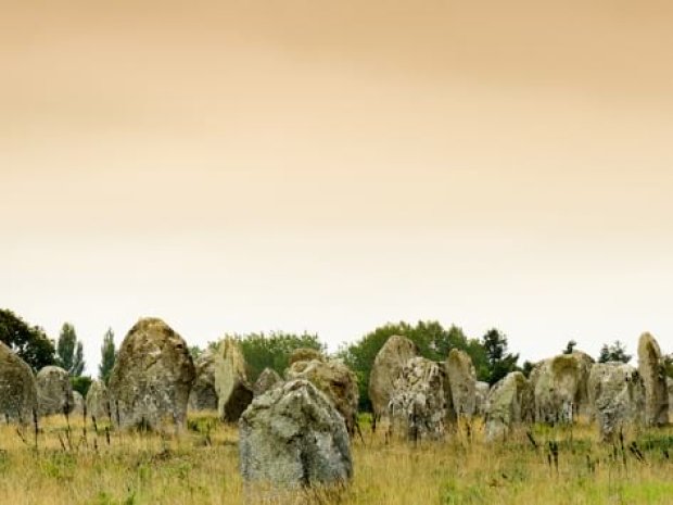 Pré celtique en fin de journée en été en Bretagne