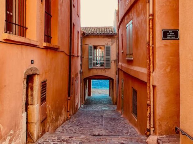 Rue de Saint-Tropez en colonie de vacances itinérante en côte d'azur en été