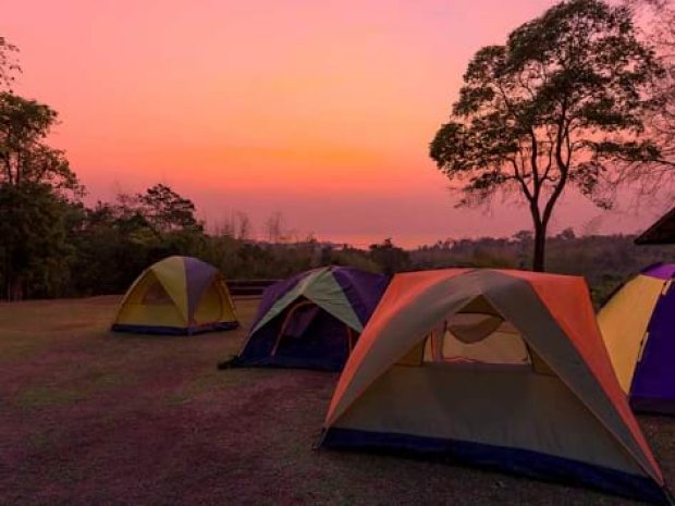 Bivouac pour la colonie de vacances itinérante sur la côte d'azur