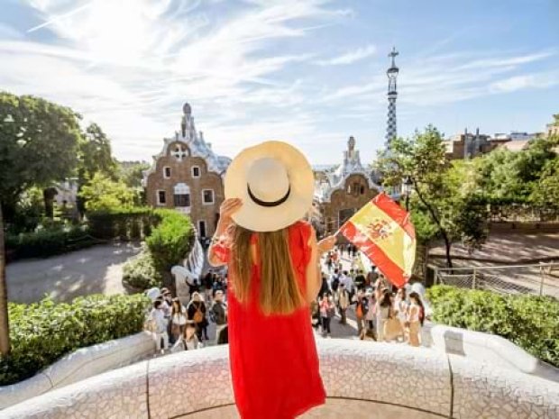 Jeune ado visitant l'espagne en été en colonie de vacanceds