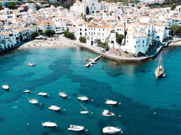 cadaquès vu du ciel en Espagne en colonie devacances