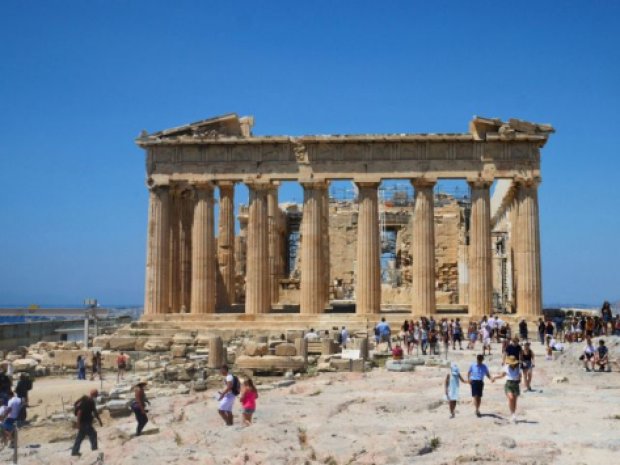 Monument à Athenes ou les jeunes sont partis en colo