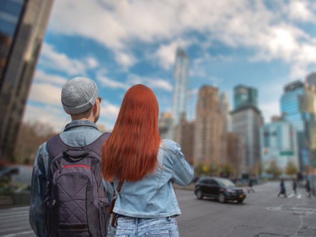Deux jeunes qui se baladent dans les rues de New York lors de leur colonie de vacances aux Etats Unis