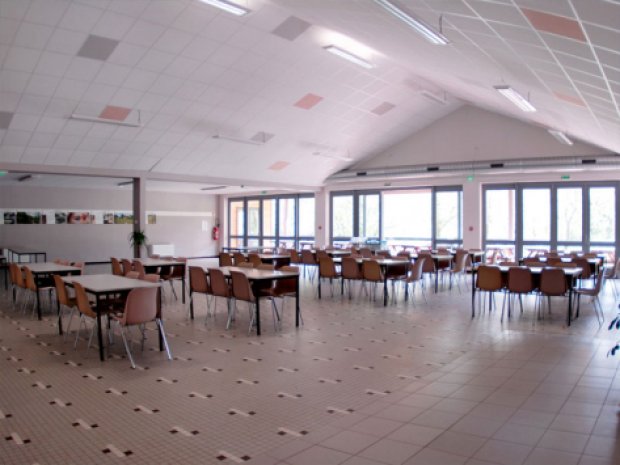 Réfectoire intérieur du centre de vacances dans la Drôme