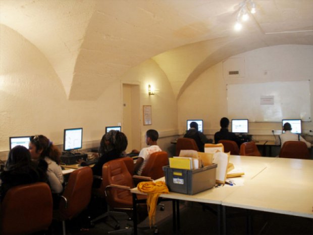 Salle d'ordinateur du centre de vacances dans la Drôme pour les adolescents en colonie de vacances