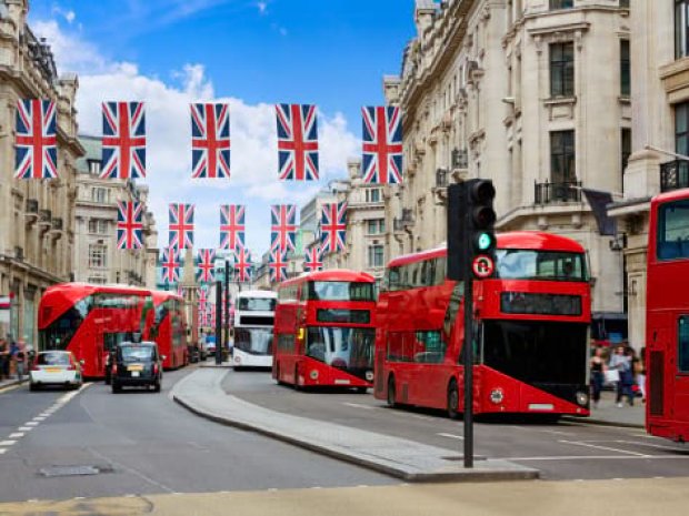 Quartier à Londres avec les bus londoniens, quartier où les ados dormaient en auberge de jeunesse 