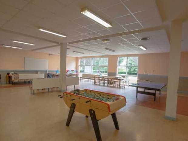 Vue sur une salle d'activité dans le centre de vacances des Cauterets