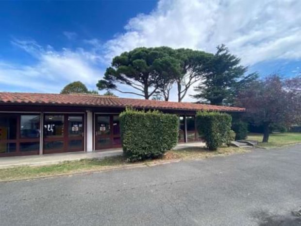 Extérieur du centre Stella Maris en bord de mer