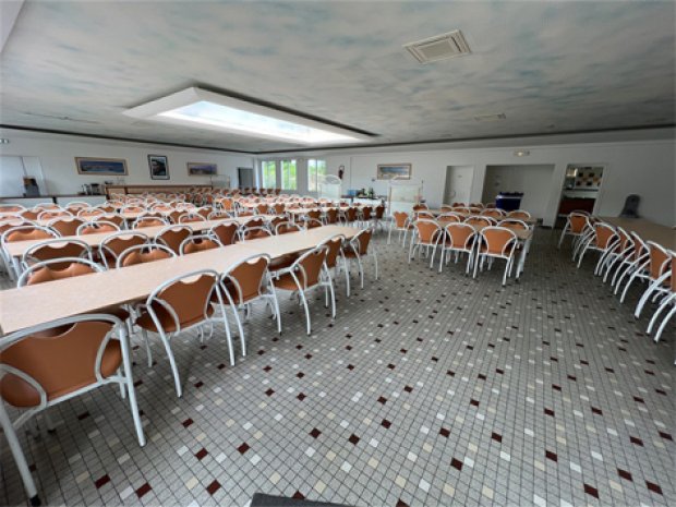Salle de restauration centre de vacances ados