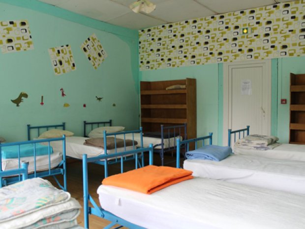 chambres colorees dans centre d'accueil la ferme de l'aoueille  