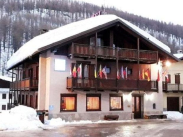 Vue sur l'Hotel Sestrières en Italie qui accueille les jeunes en colos cet hiver