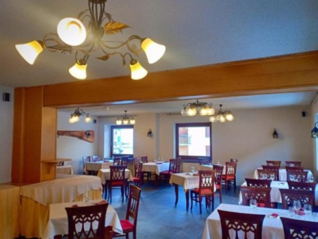 Salle de réfectoire de l'hotel de Sestrières en Italie