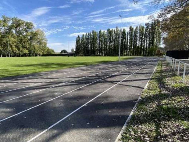 Vue sur le terrain de sport du lycée agricole - cité des sciences vertes, hébergement de colo de vacances