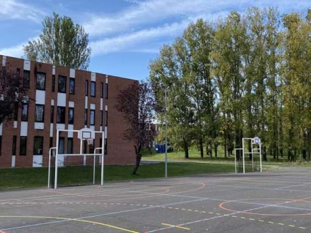 Vue sur les extérieurs du lycée agricole - cité des sciences vertes de Toulouse, hébergement de colonies de vacances