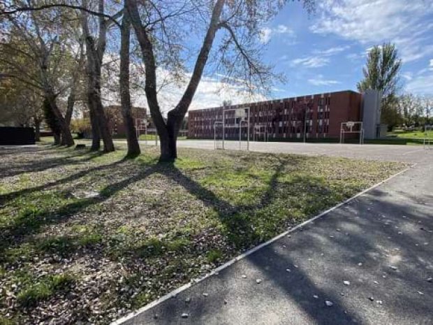 Extérieurs et vue sur la cour de récré du lycée agricole-cité des sciences vertes, à proximité de Toulouse, hébergement de colonie de vacances