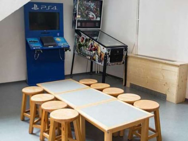 PS4 et jeux d'arcades au centre de colonie de vacances à la montagne