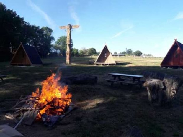 Feu de camp en colonie de vacances l'été