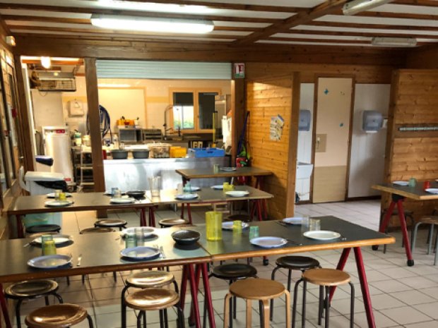 Salle à manger du centre dans la Nièvre pendant la classe découverte