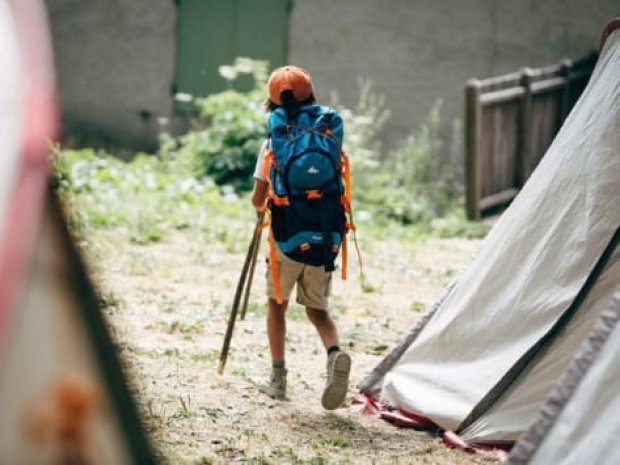 Jeune garçon en colonie de vacances en itinérance randonnée qui fait du bivouac dans le Trièves cet été