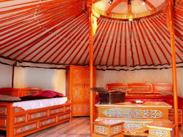 Intérieur d'une yourte mongole en colonie de vacances