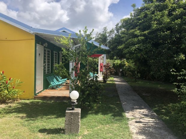 Vue sur l'extérieur de l'hôtel Rotabas en Guadeloupe lors d'une colonie de vacances pour ados