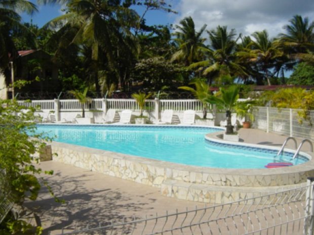 Piscine de l'hôtel Rotabas en Guadeloupe lors d'une colonie de vacances pour ados