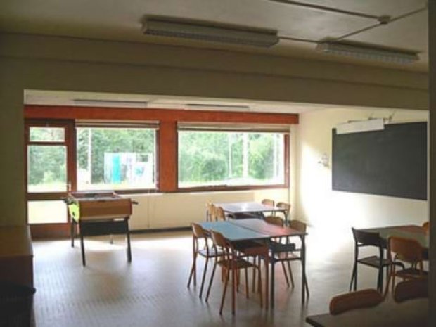 Salle d'activité du centre de vacances à la montagne