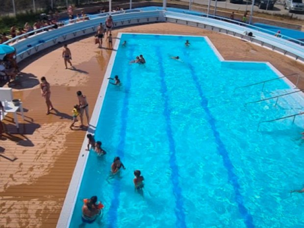 photo de la piscine du camping de l'Espiguette au grau du roi pendant l'été