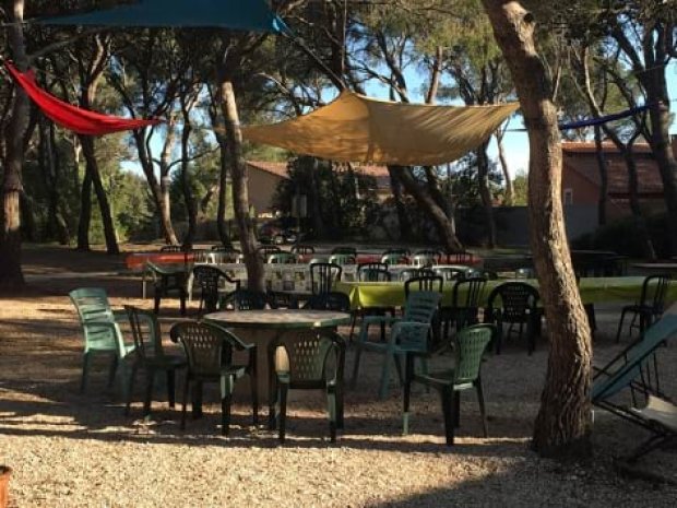 Vue sur l'extérieur du centre de vacances Fabrégas dans le Sud de la France