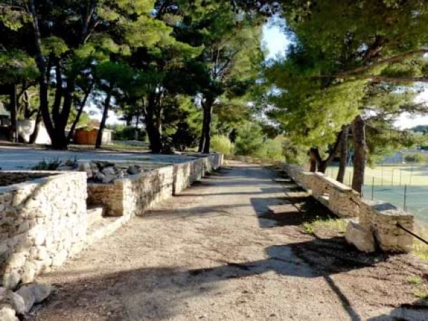 Vue sur les espaces extérieurs du centre de colos à Martigues