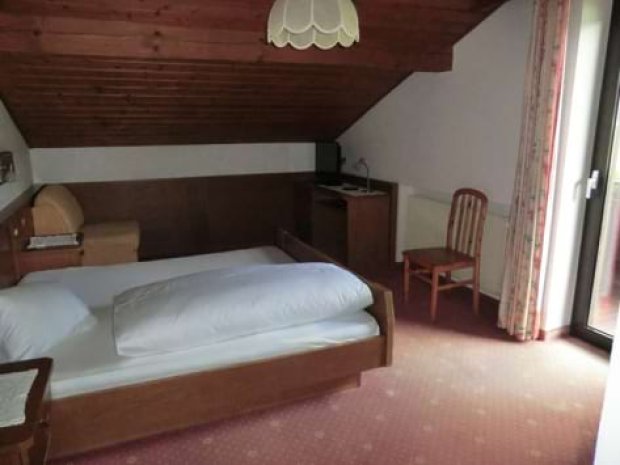 Vue sur une chambre dans le centre de vacances Hotel Hoferhof où les jeunes sont en colo de vacances