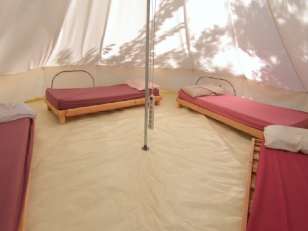 Vue sur l'intérieur des tentes en colonie de vacances