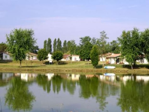 Vue sur l'Etang et les hébergement du domaine