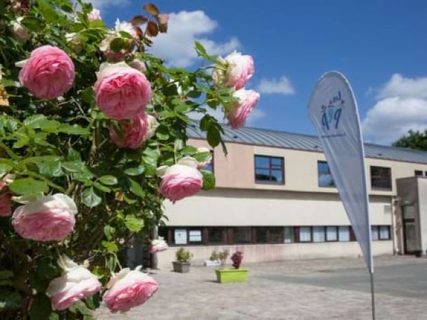 Vue sur des roses et le centre de vacances de Mandres