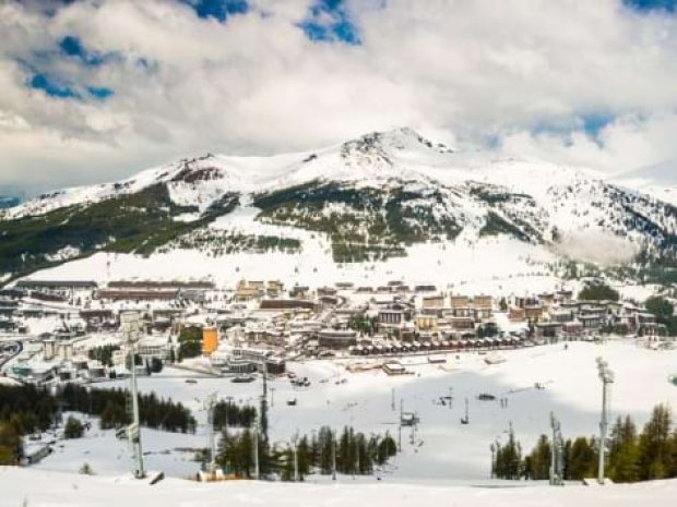 Paysage à Bardonecchia en Italie où partent les jeunes en colo cet hiver 