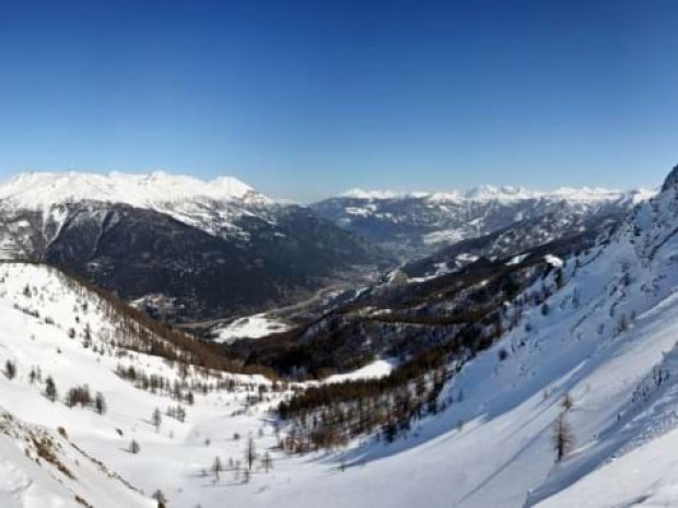 Paysage à Bardonecchia en Italie où partent les jeunes en colo cet hiver 