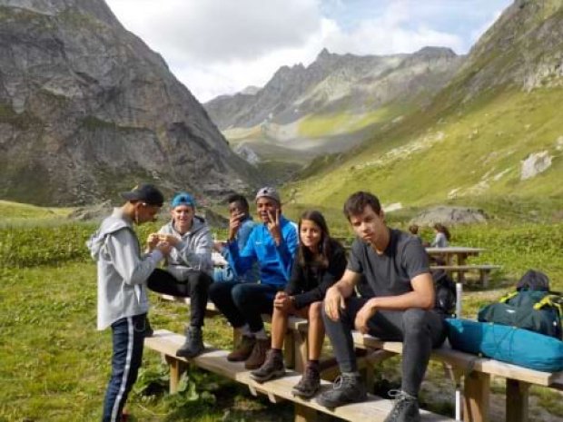 Ados durant une colonie de vacances au milieu des montagnes