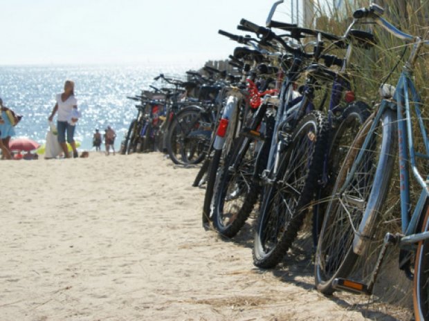 Vélos garé le long de la plage retour de colonie de vacances