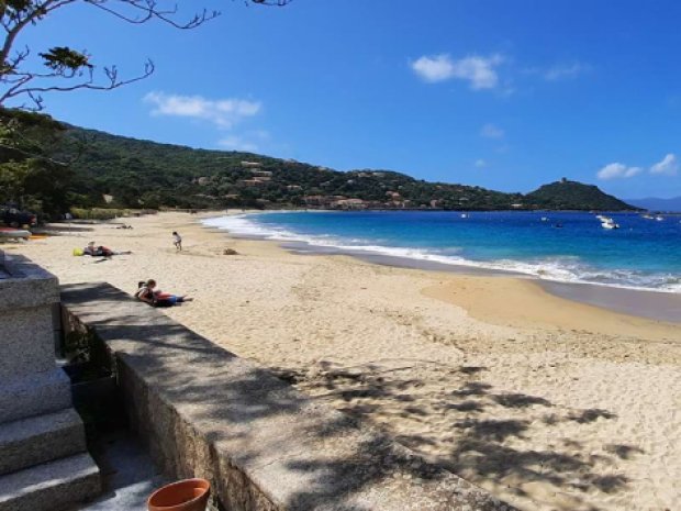 Vue sur la mer depuis le centre de Propriano au camping Tikiti