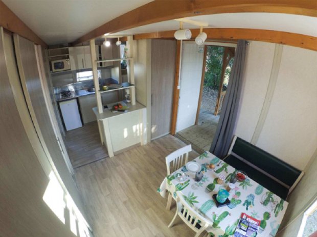 Vue sur l'intérieur du mobil home du camping de la colonie de vacances en Corse