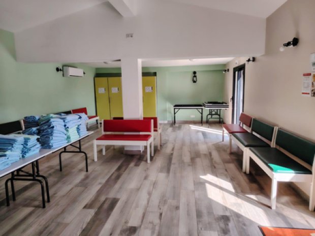 salle aménagée avec équipements nécessaires à une colonie de vacances