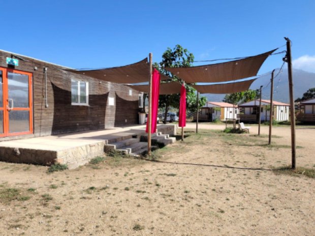 espace extérieur protégé de plusieurs bâches pour protéger les enfants du soleil lorsqu'ils jouent à dehors
