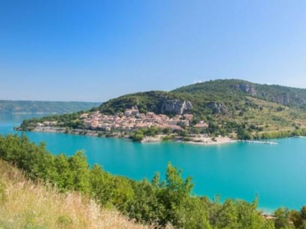 Vue sur le lac de Sainte Croix et Bauduen dans le Var